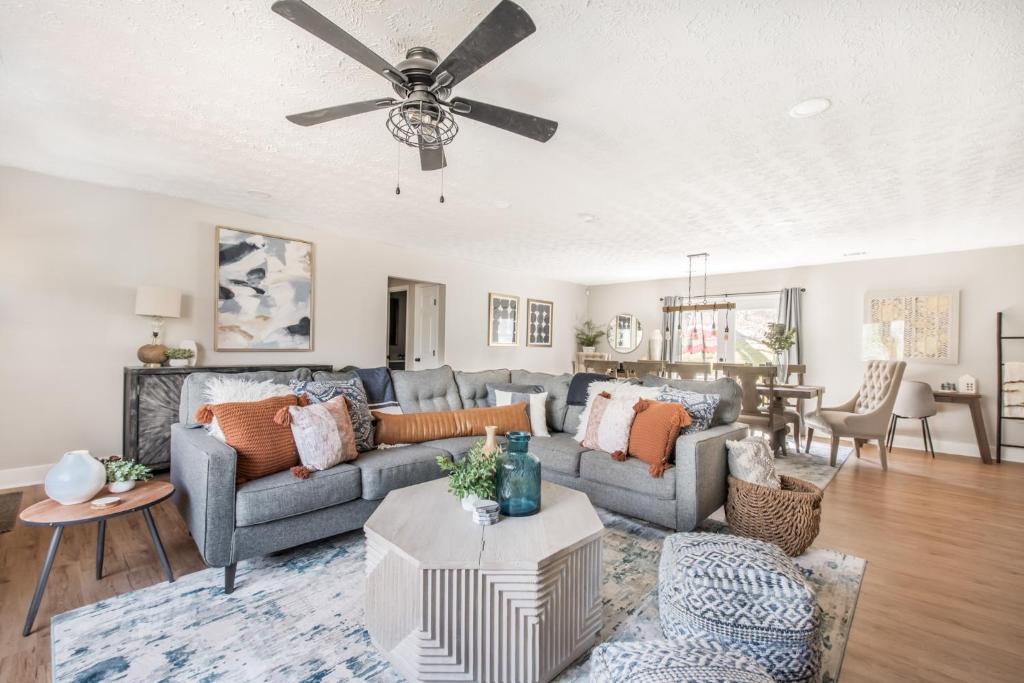 Charming and Spacious Home Great for Group Getaway - Housity