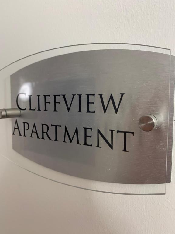 eine Metalltür mit dem Schild für eine Aufzugwohnung in der Unterkunft Cliffview Apartment in Arbroath