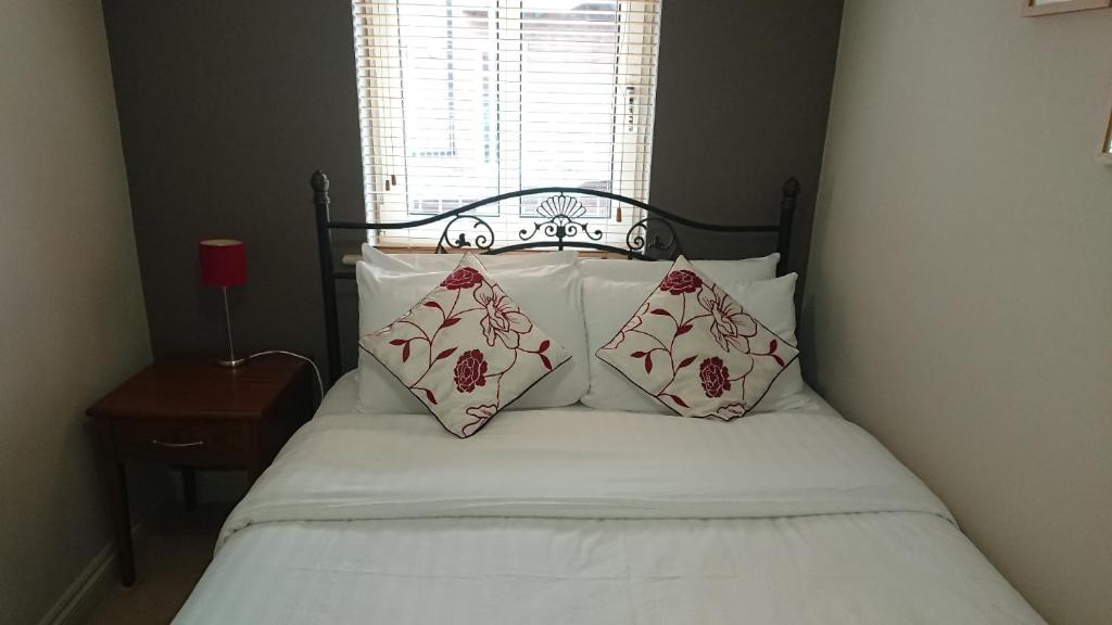 Victoria Cloisters Apartments - Two-Bedroom Apartment Double / Double Bed (maximum 4)