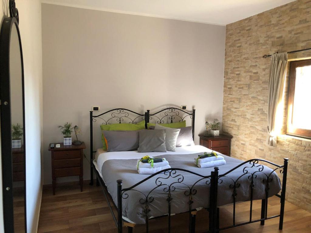Llit o llits en una habitació de B&B Mandorla Amara