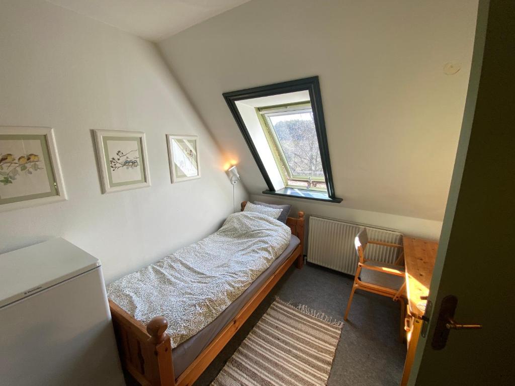 Uma cama ou camas num quarto em Borgdal