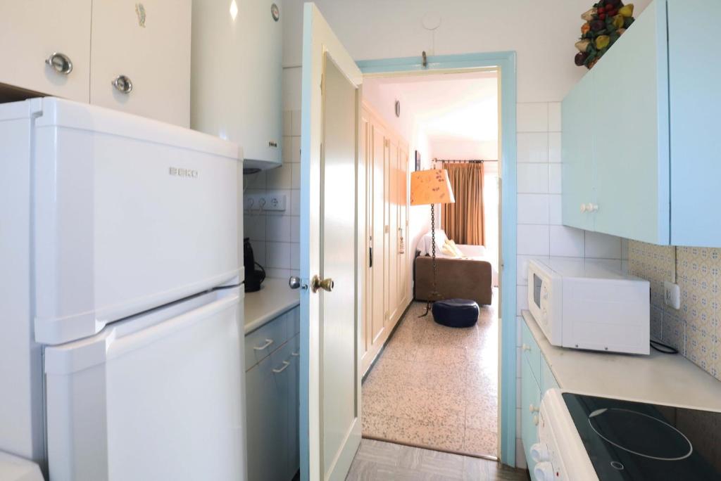 Kuchyňa alebo kuchynka v ubytovaní Creu de sant pol, apartamento 2 pax a pocos metros Playa Sant Pol F30066