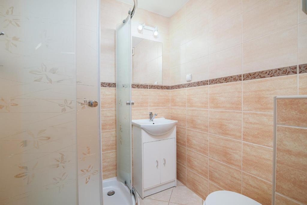 Un baño de Super Pokoje Tom