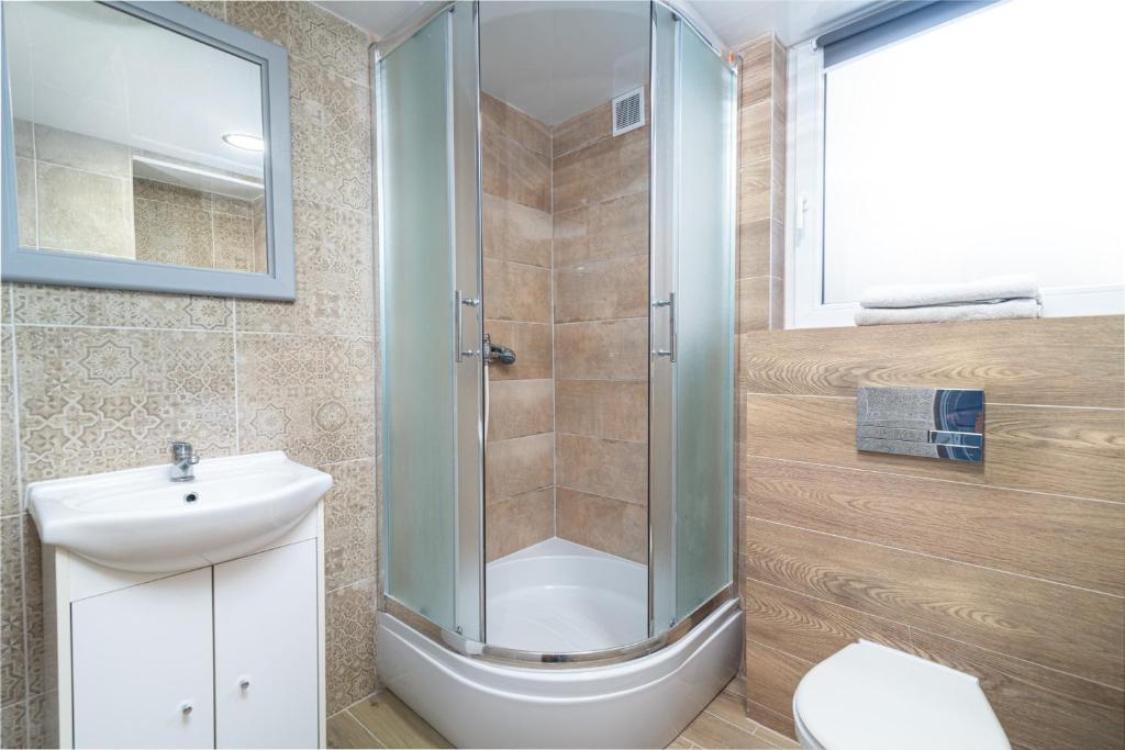 Un baño de Super Pokoje Tom