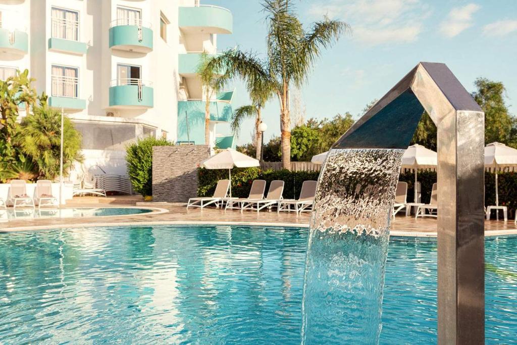 Bazén v ubytování Lantiana Gardens ApartHotel nebo v jeho okolí