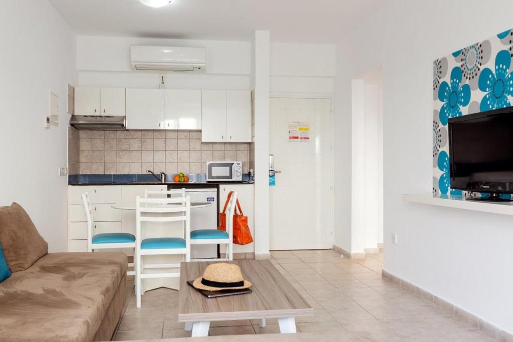 Kuchyň nebo kuchyňský kout v ubytování Lantiana Gardens ApartHotel