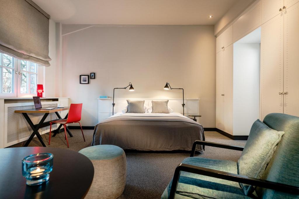 Schlafzimmer mit einem Bett, einem Tisch und Stühlen in der Unterkunft Apartment040 in Hamburg