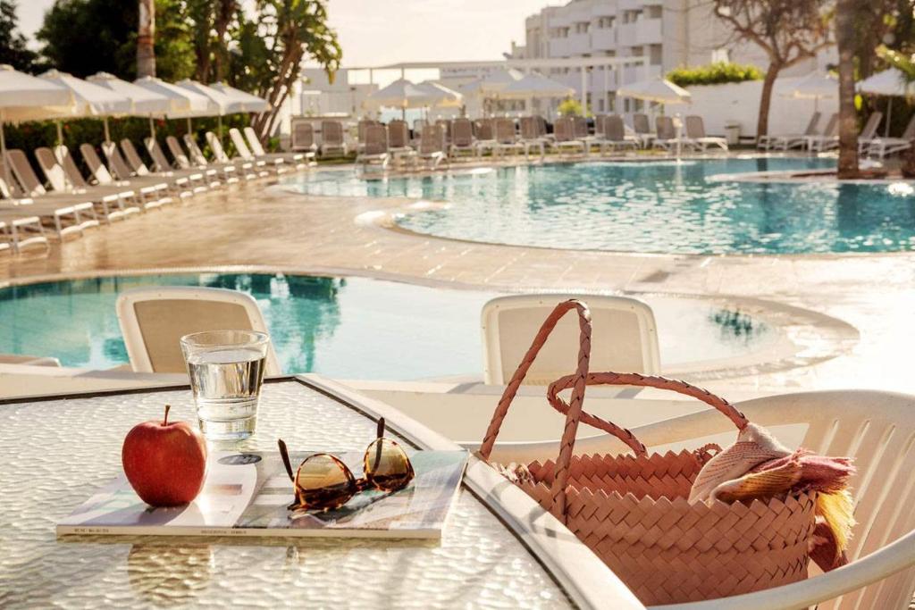 Bazén v ubytování Lantiana Gardens ApartHotel nebo v jeho okolí