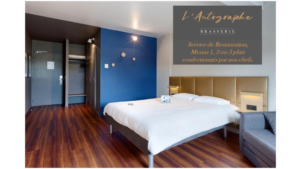 ムイユロン・ル・カティフにあるibis budget La Roche Sur Yon Vendespaceの青い壁のベッドルーム1室(大型ベッド1台付)