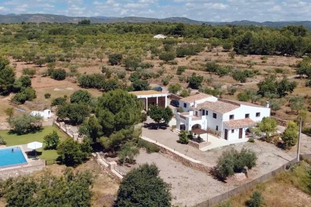 uma vista aérea de uma casa com piscina em Mas de les Garroferes em Useras