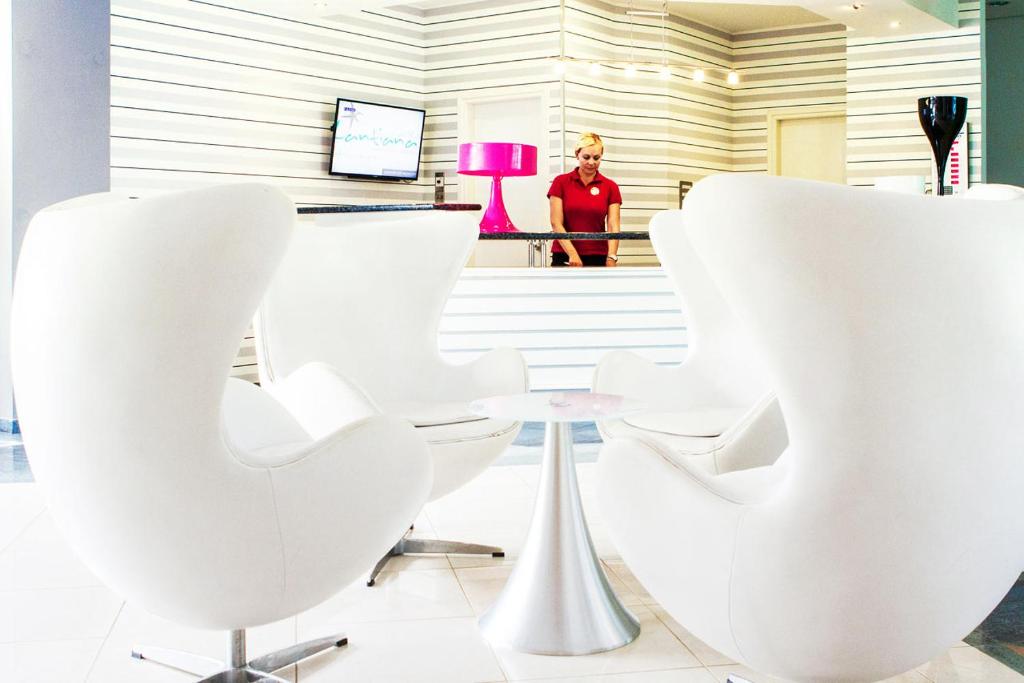 TV a/nebo společenská místnost v ubytování Lantiana Gardens ApartHotel