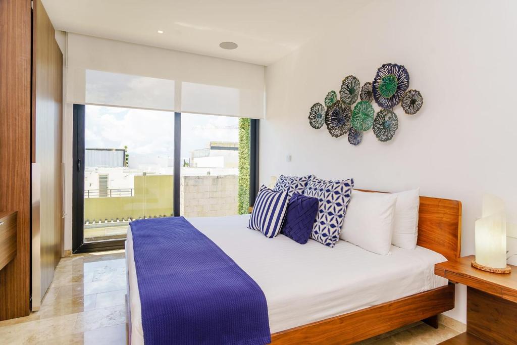 Oceanview Penthouse with Rooftop Pools Steps to Beach