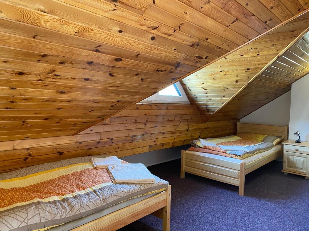 Postel nebo postele na pokoji v ubytování Apartmány Kubova Huť