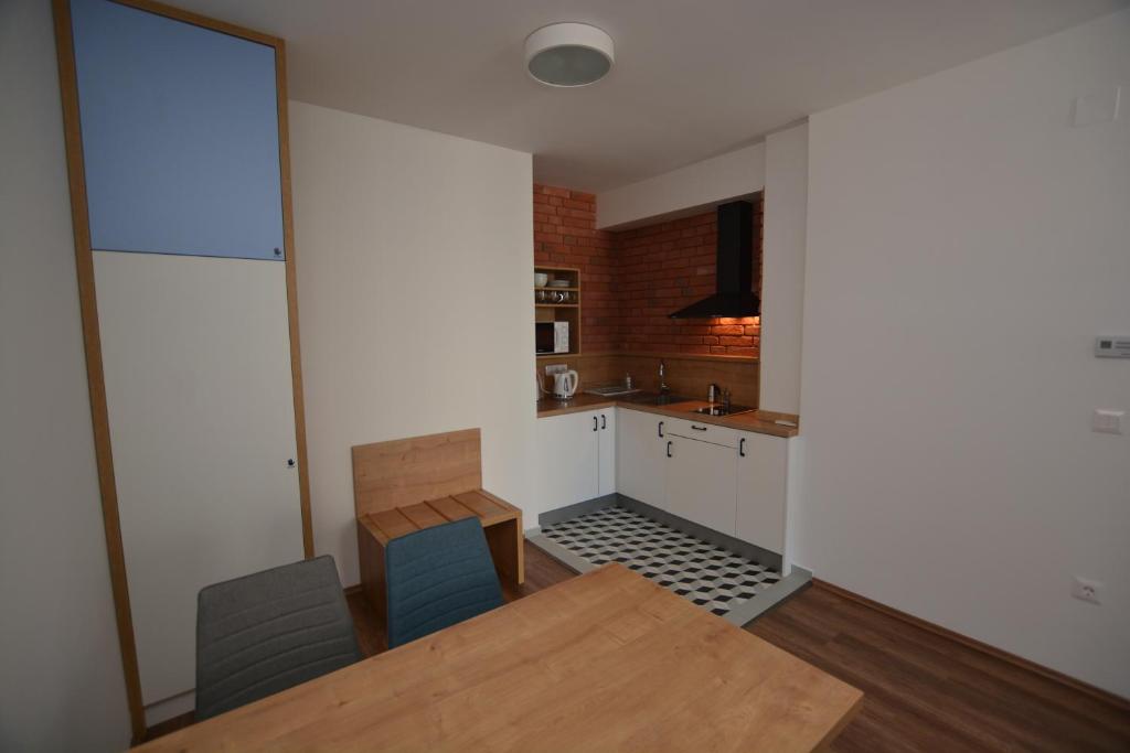 Una cocina o kitchenette en B&iacute;bor Apartman