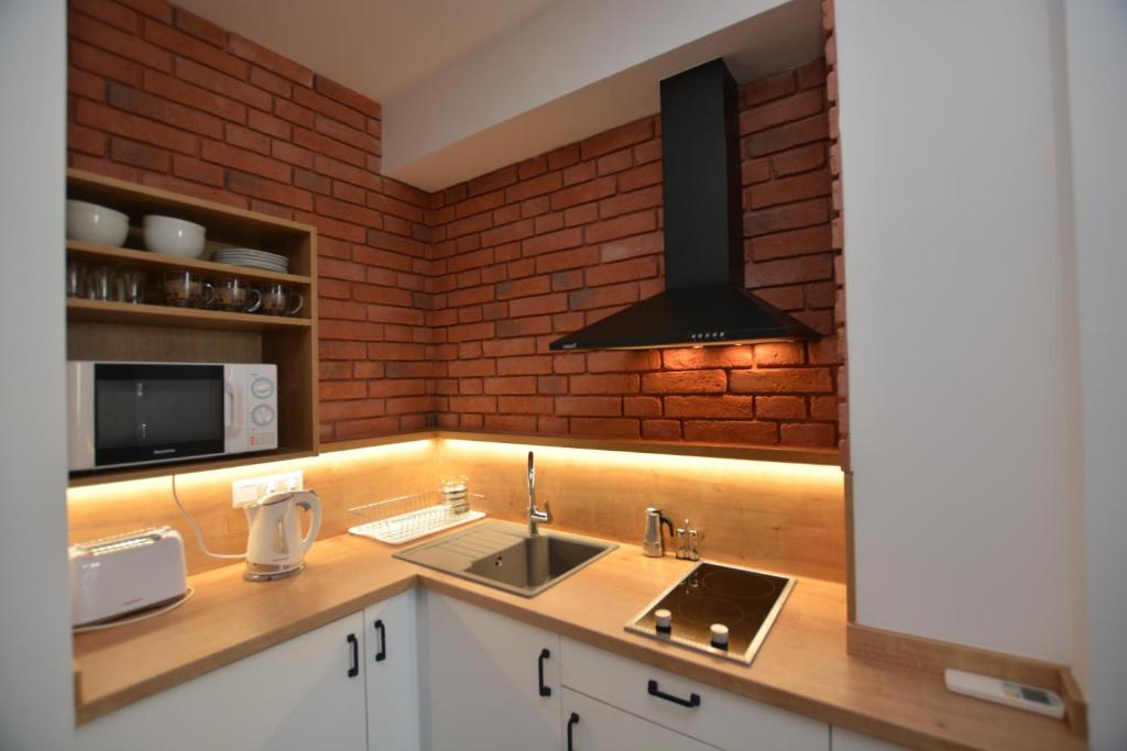 Una cocina o kitchenette en B&iacute;bor Apartman