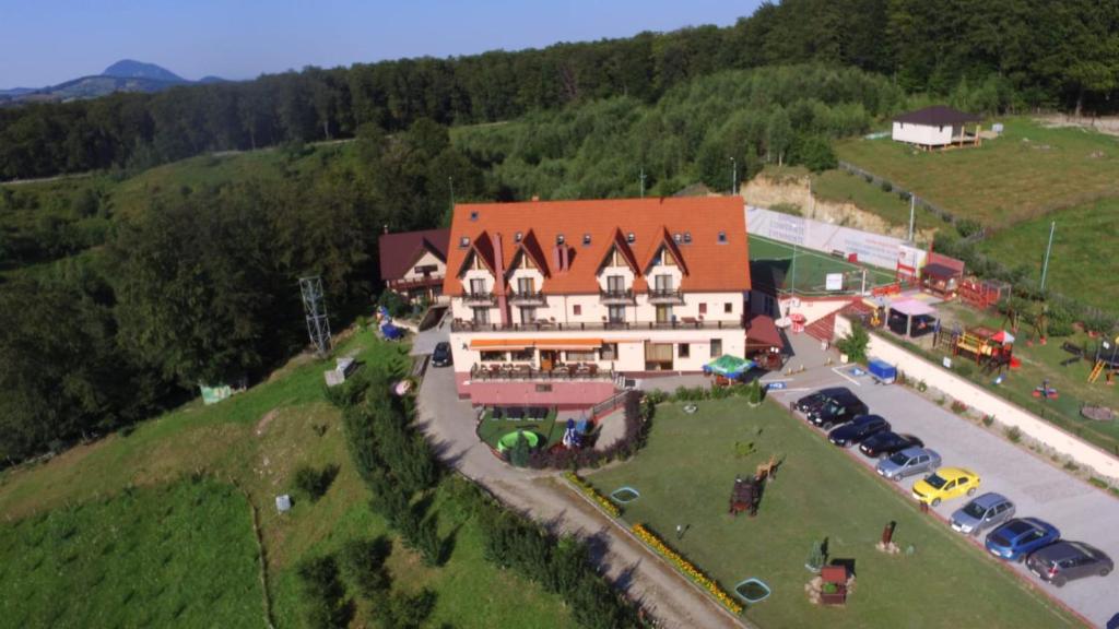 uma vista aérea de um grande edifício sobre uma colina em Pension Poiana Marului Ranch em Poiana Mărului