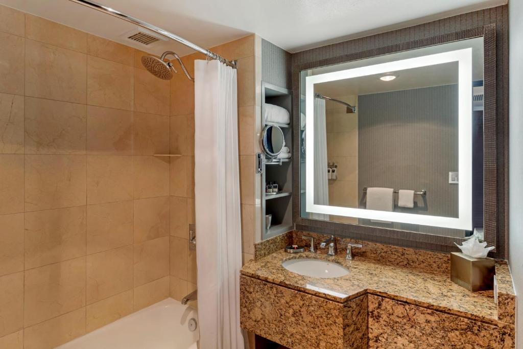 Omni New Haven Hotel at Yale - Premier King Room