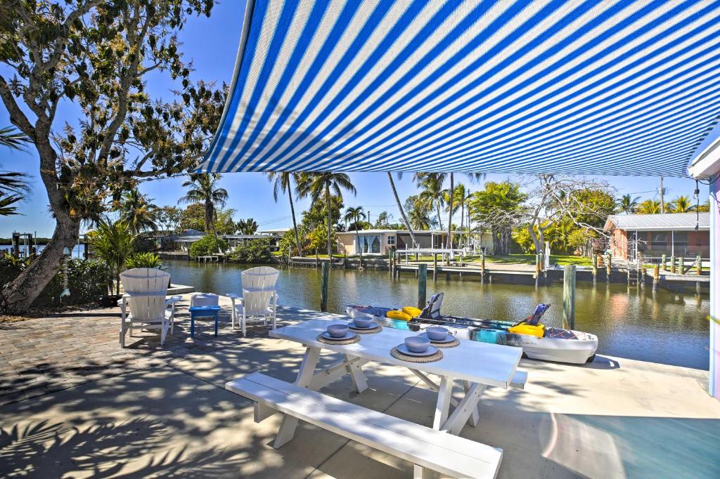 Fotografie z fotogalerie ubytování Waterfront Matlacha Island Cottage with Dock! v destinaci Matlacha