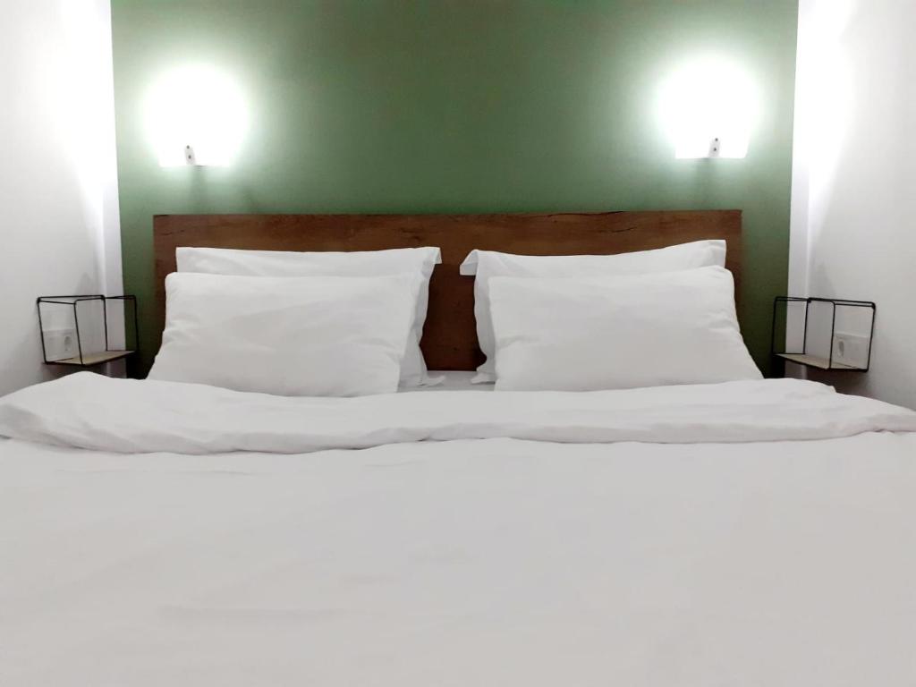 シビウにあるAdma Centralの- ベッドルーム2室(白いシーツ、枕付)