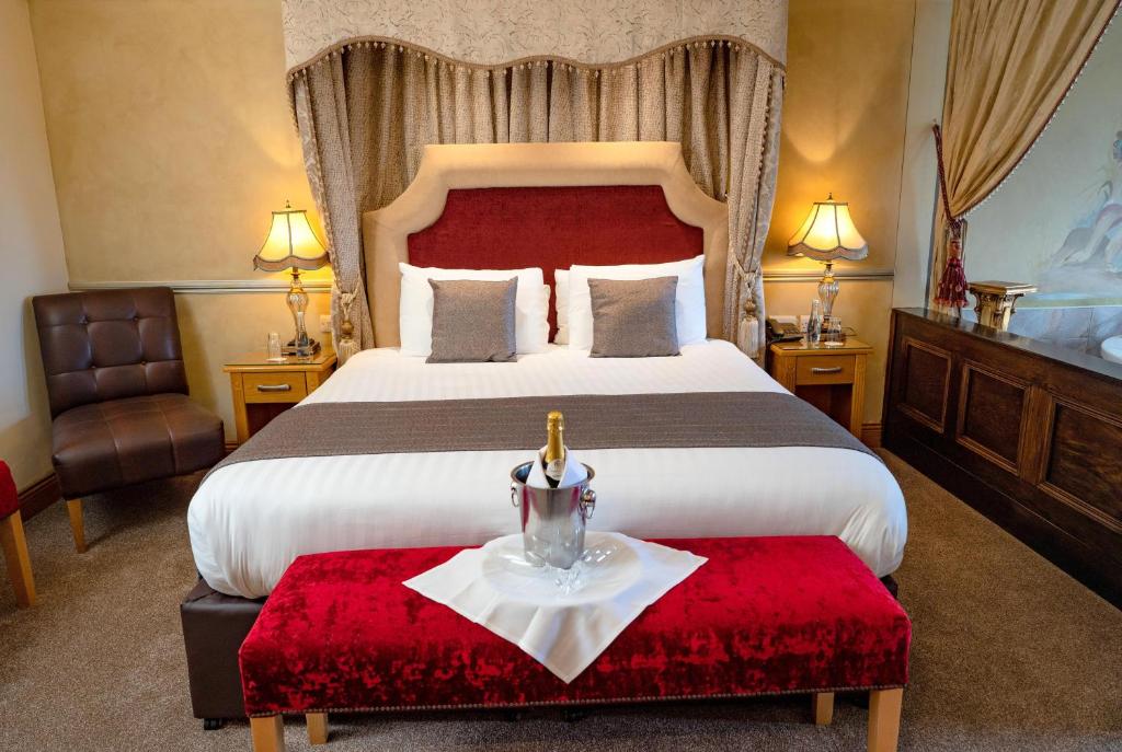 Postel nebo postele na pokoji v ubytování The Ballyliffin Lodge and Spa