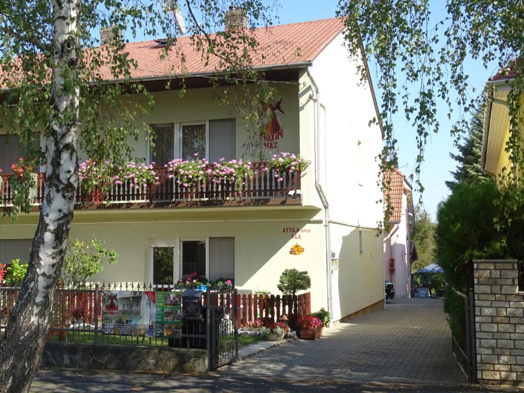 una casa con flores en los balcones en Maxim Ház en Hévíz