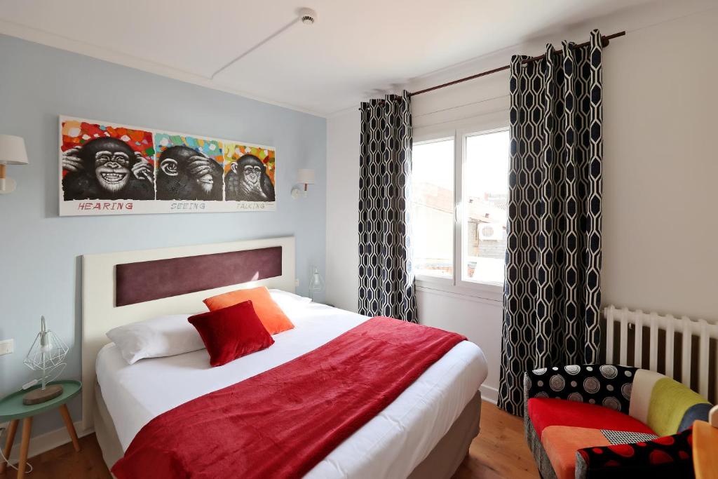 Un dormitorio con una cama grande y una ventana. en Charming Hôtel - Les Pasteliers, en Albi