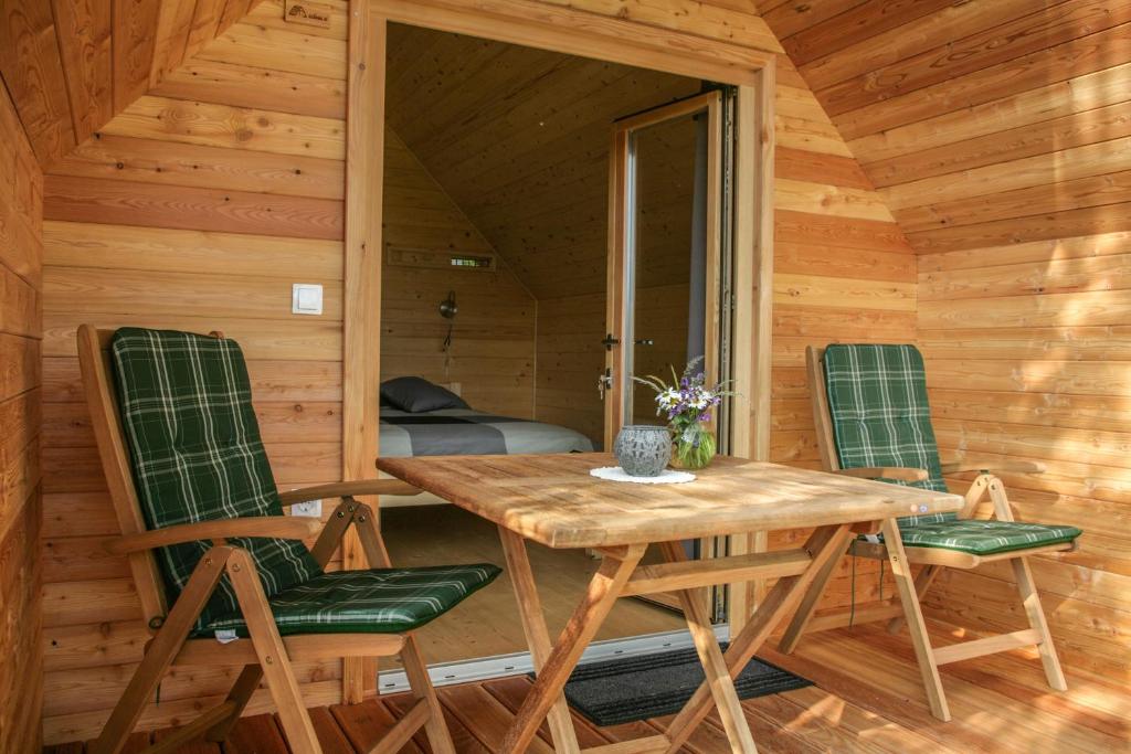 una sala da pranzo con tavolo e sedie in una cabina di Glamping Kranjc a Kobarid