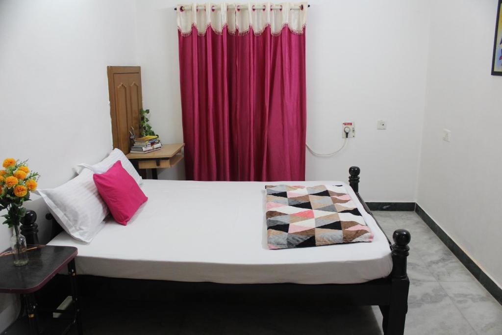 Postel nebo postele na pokoji v ubytování FriendlyStay at Madanandapuram