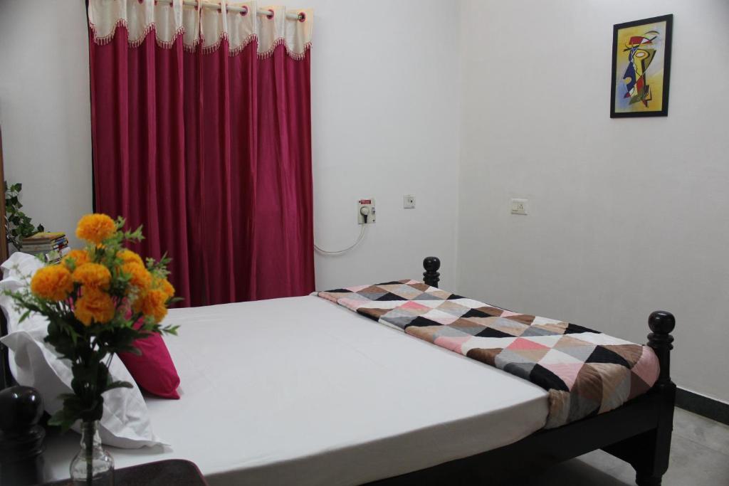 Postel nebo postele na pokoji v ubytování FriendlyStay at Madanandapuram