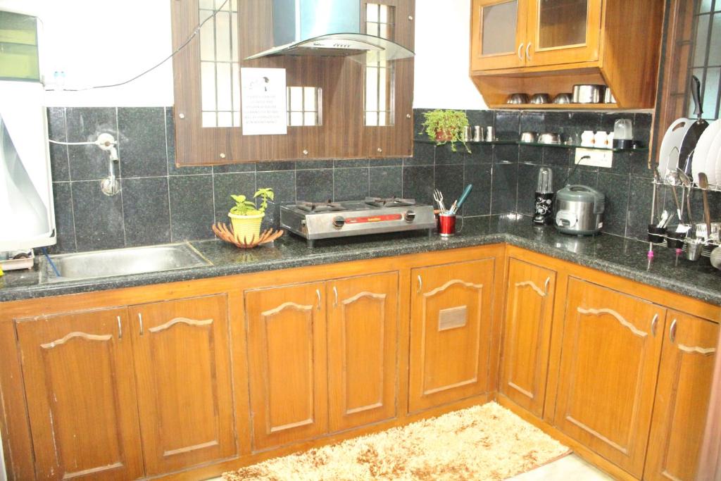 Kuchyň nebo kuchyňský kout v ubytování FriendlyStay at Madanandapuram