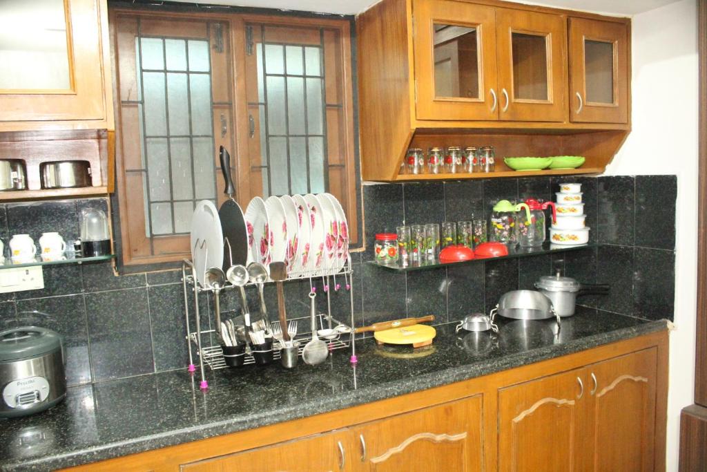 Kuchyň nebo kuchyňský kout v ubytování FriendlyStay at Madanandapuram