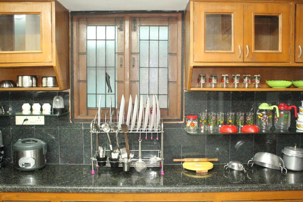 Kuchyň nebo kuchyňský kout v ubytování FriendlyStay at Madanandapuram
