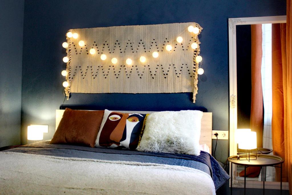 利沃夫Apartment in blue в історичному центрі міста的一间卧室配有一张带床头灯的床