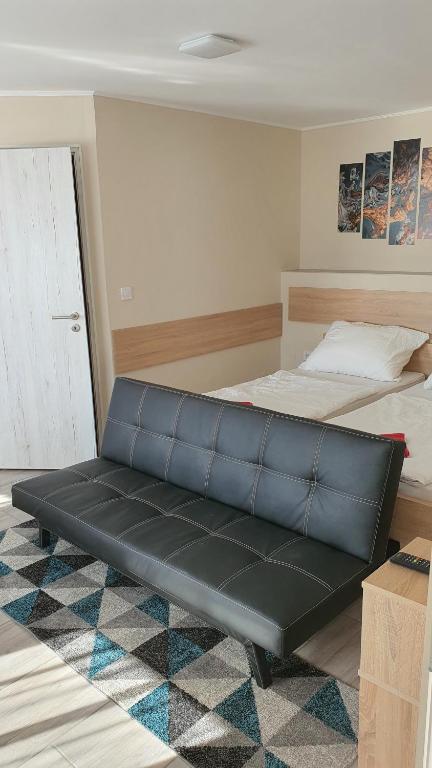 Postel nebo postele na pokoji v ubytování Peter's Apartman Pápa