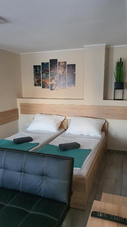 Postel nebo postele na pokoji v ubytování Peter's Apartman Pápa
