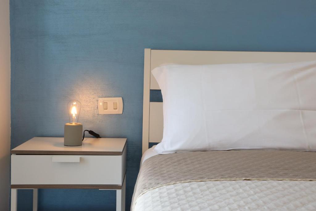 un letto con una candela sul comodino accanto a un letto di Motel Del Grosso a Eboli