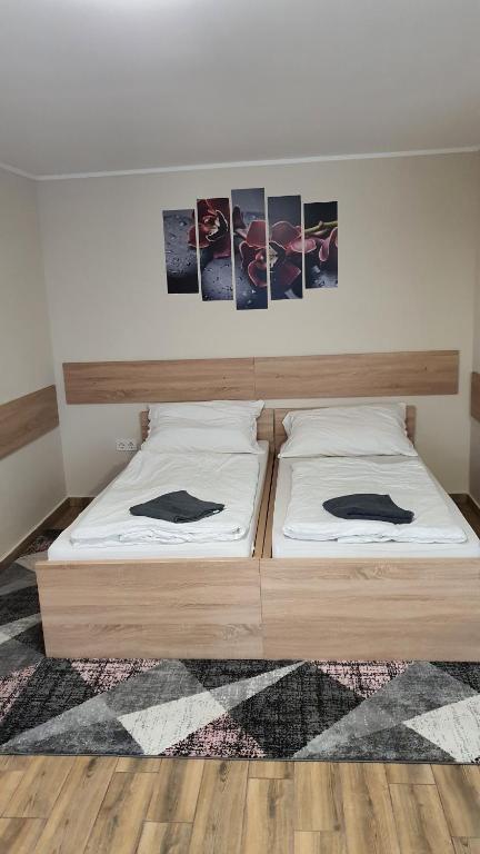 Postel nebo postele na pokoji v ubytování Peter's Apartman Pápa