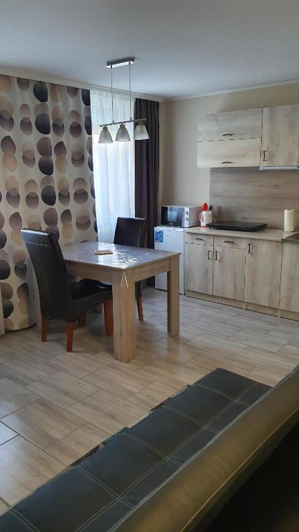 Kuchyň nebo kuchyňský kout v ubytování Peter's Apartman Pápa