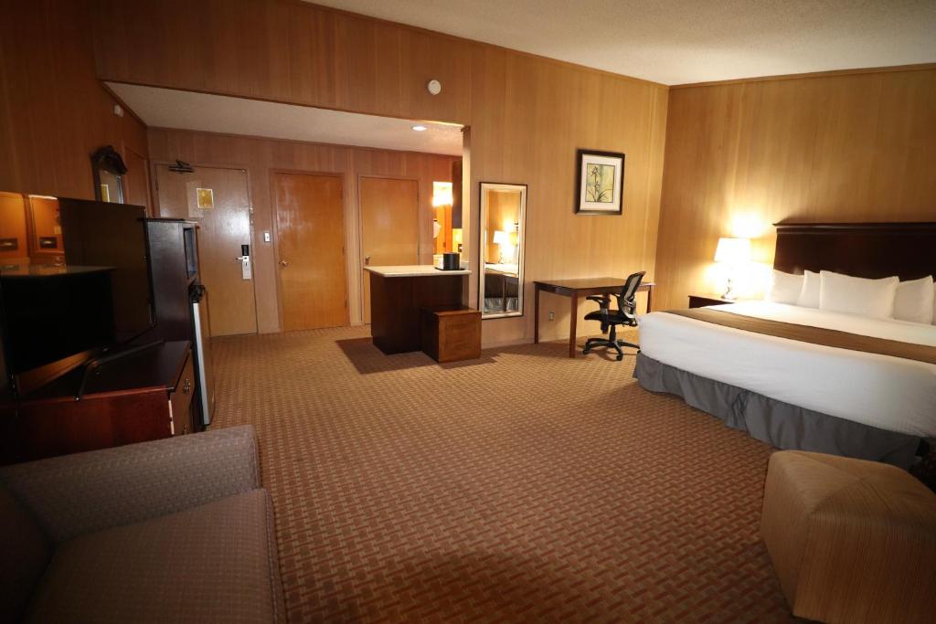 Postel nebo postele na pokoji v ubytování Best Western Chieftain Inn
