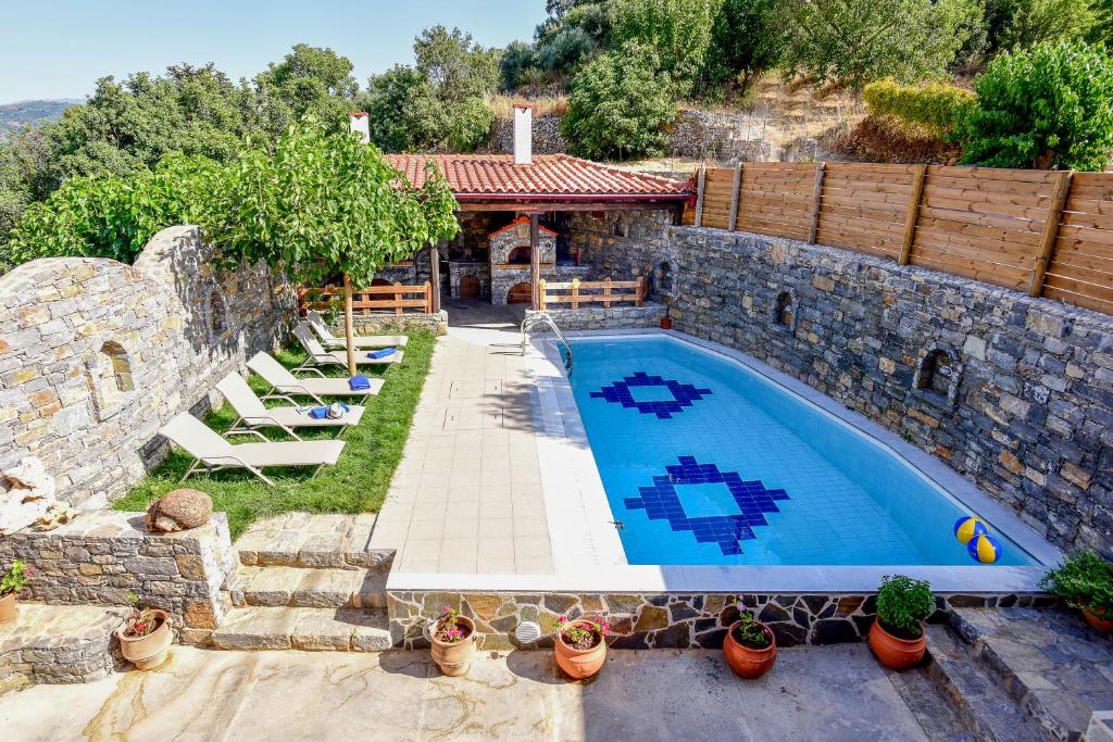 Villa Agia Rethymno veya yakınında bir havuz manzarası