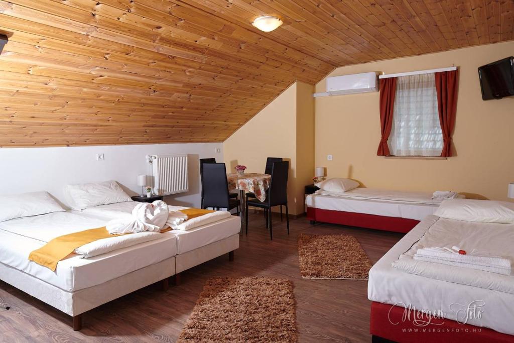 En eller flere senge i et værelse på Kamarás Klastrom House
