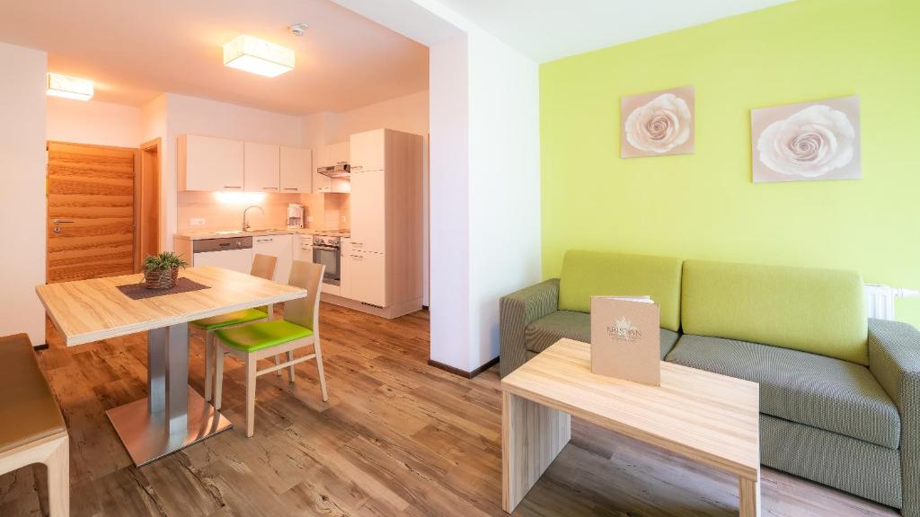 Apartments Kristan - 高级的一居室公寓，带阳台或露台