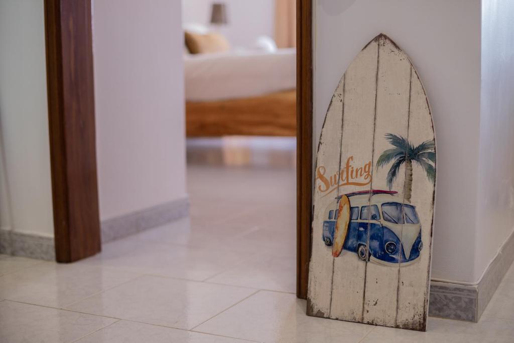 uma imagem de uma prancha de surf ao lado de um espelho em White Beach House em Praia da Areia Branca