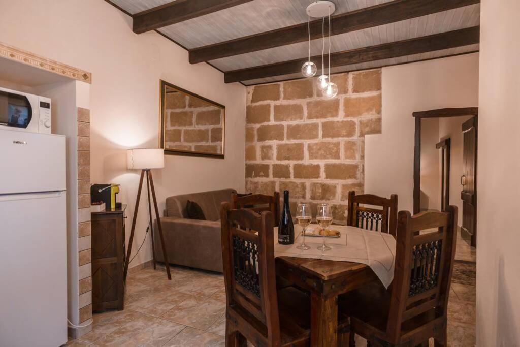 uma sala de jantar com uma mesa e um sofá em Miguel House em Alghero