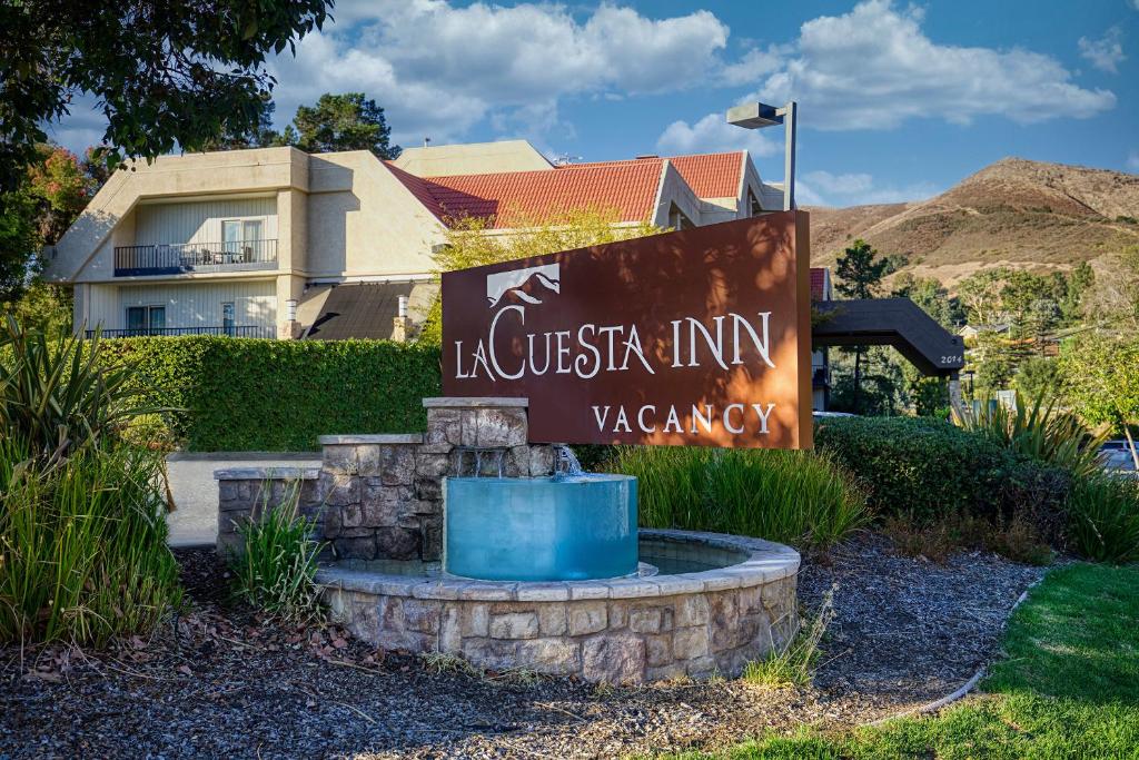 un cartel en la entrada de la posada universitaria Vancouver en La Cuesta Inn, en San Luis Obispo