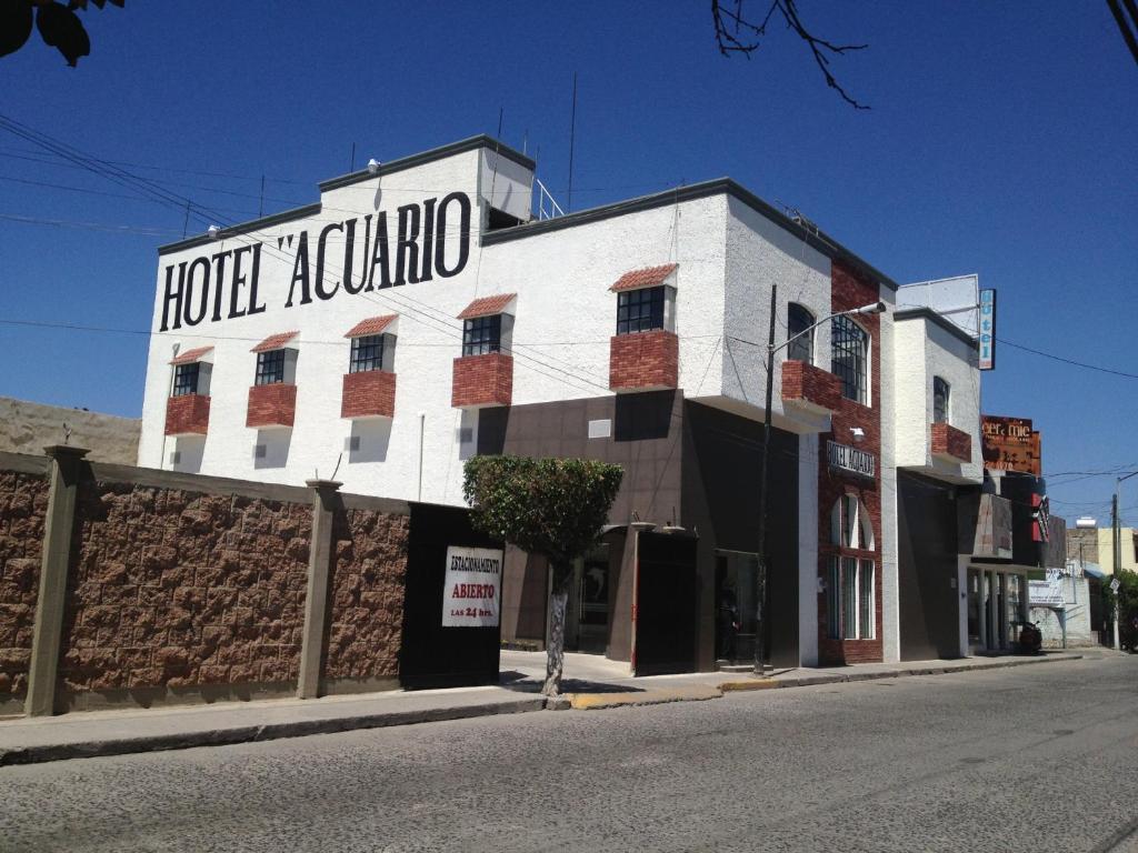 a hotel koch kochino on the side of a street at Hotel Acuario in Ocotlán