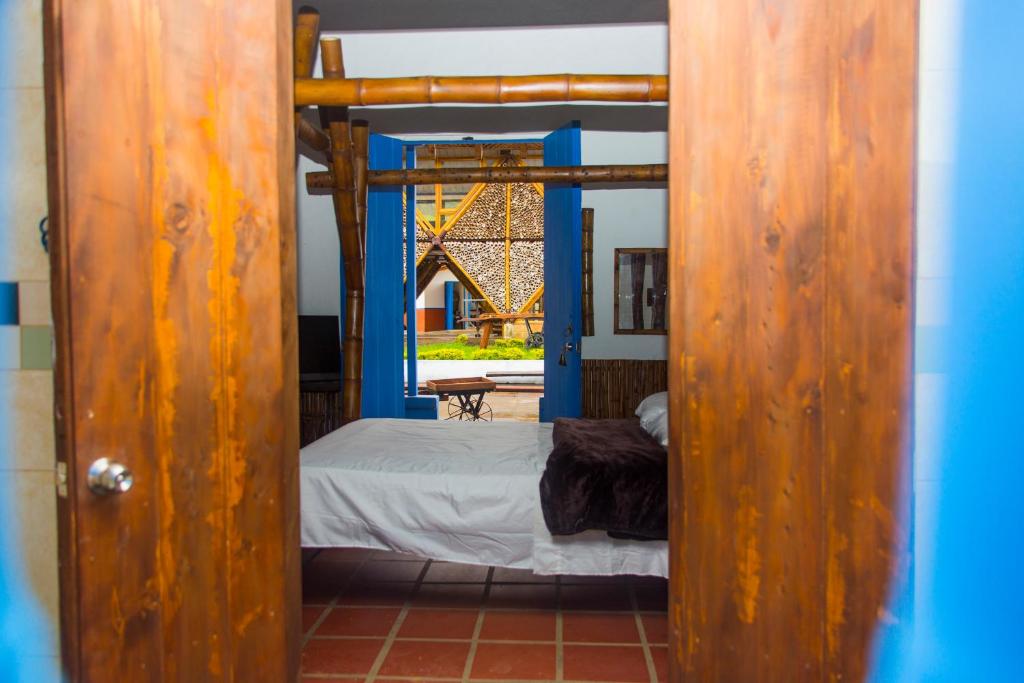 una puerta abierta a un dormitorio con cama y ventana en Riverside Ecoliving Space, en Jericó
