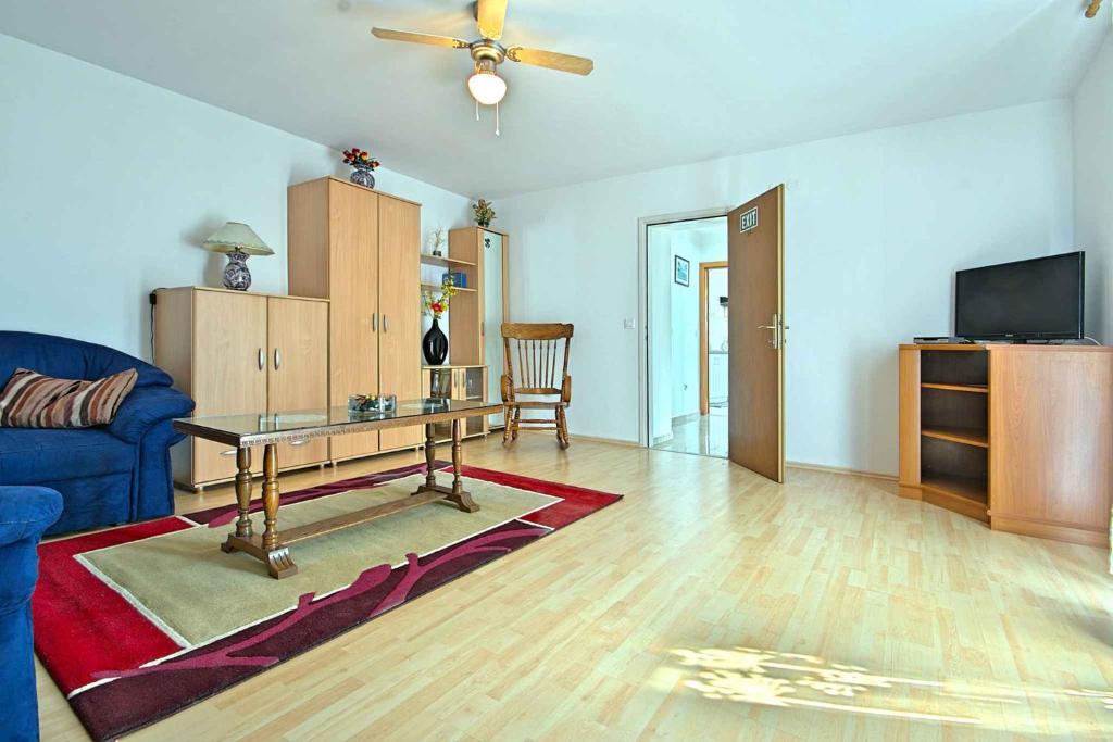 Telewizja i/lub zestaw kina domowego w obiekcie Holiday home in Porec 35381