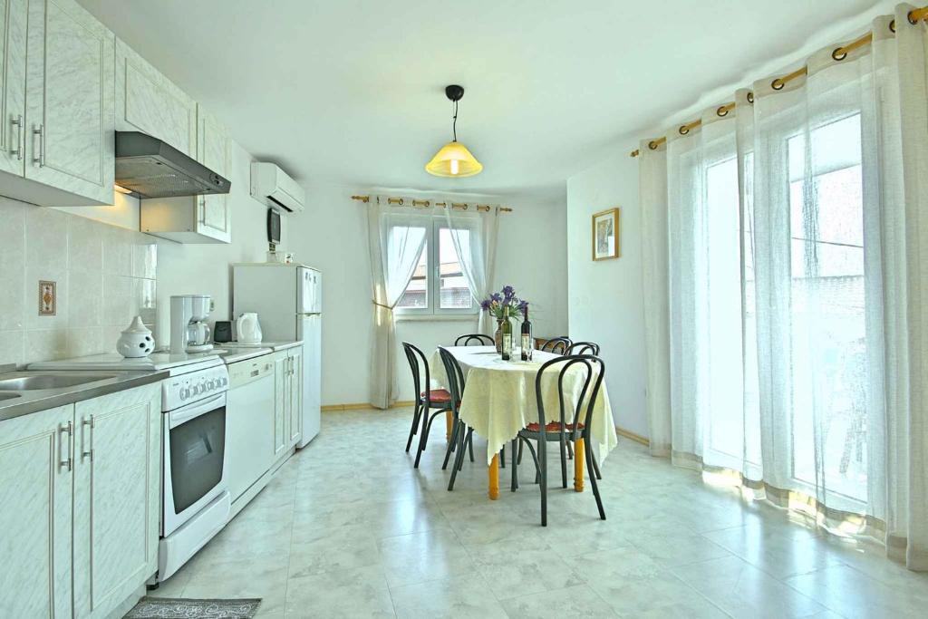 Kuchnia lub aneks kuchenny w obiekcie Holiday home in Porec 35381