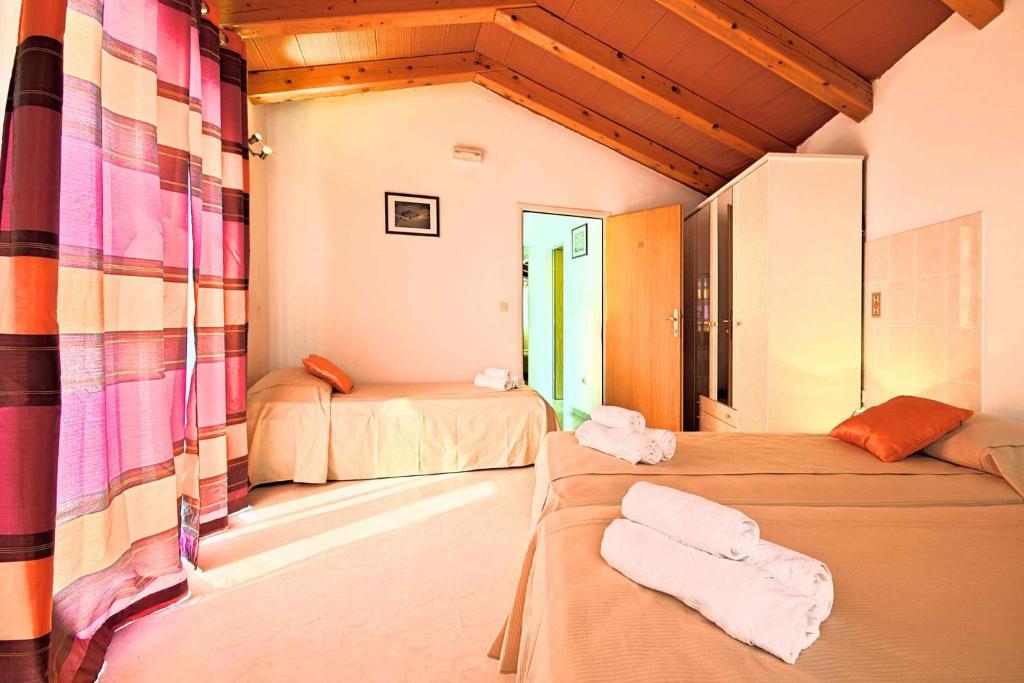 Łóżko lub łóżka w pokoju w obiekcie Holiday home in Porec 35381